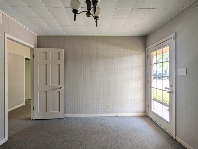 More Photos Of 3635 Eastex Fwy, Beaumont Office For Sale