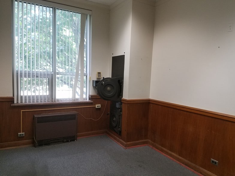 More Photos Of 1661 W Hill St, Louisville Manufacturing For Lease