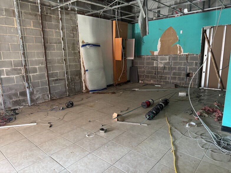 More Photos Of 12135 Bissonnet St, Houston Storefront Retail Office For Lease