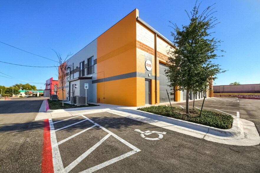 More Photos Of 2100 Double Creek Dr, Round Rock Warehouse For Lease