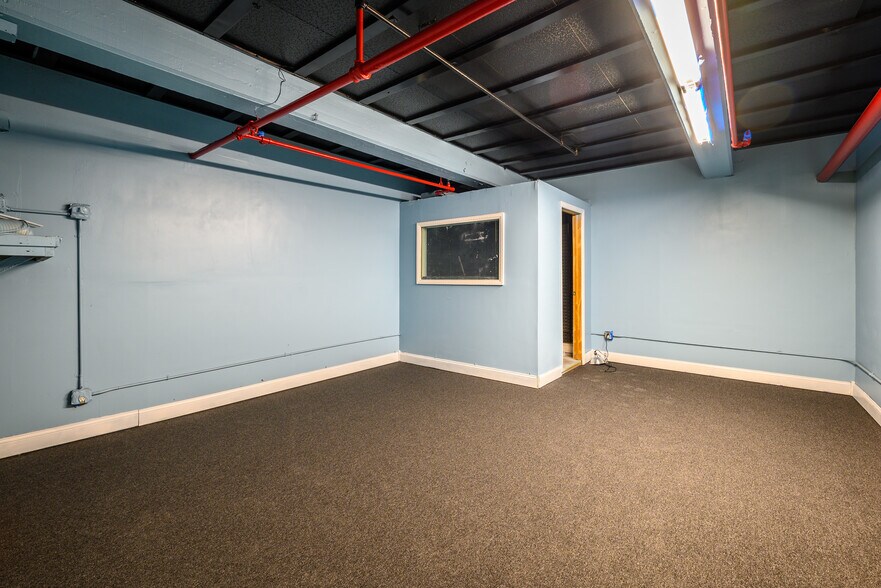 More Photos Of 86-90 Forrest St, Jersey City Warehouse For Lease