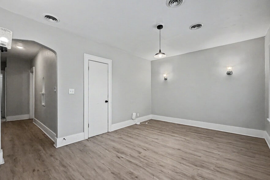 More Photos Of 2042-2046 W 4th St, Davenport Apartments For Sale