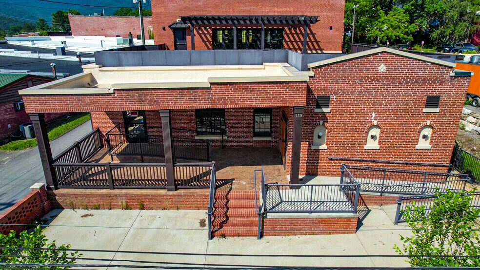 Primary Photo Of 128 Broadway St, Black Mountain Restaurant For Sale