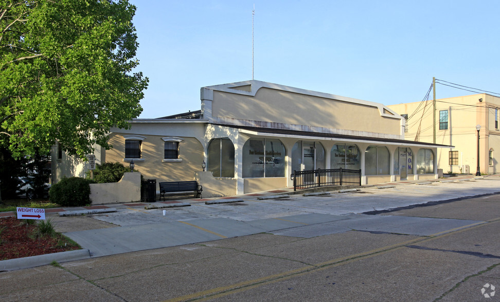 Primary Photo Of 235 SW Dade St, Madison Medical For Sale