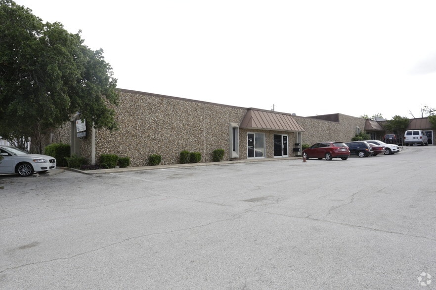 More Photos Of 10836 Grissom Ln, Dallas Light Manufacturing For Lease