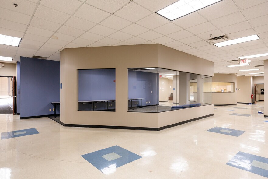 More Photos Of 2700-2718 River Green Cir, Louisville Unknown For Lease