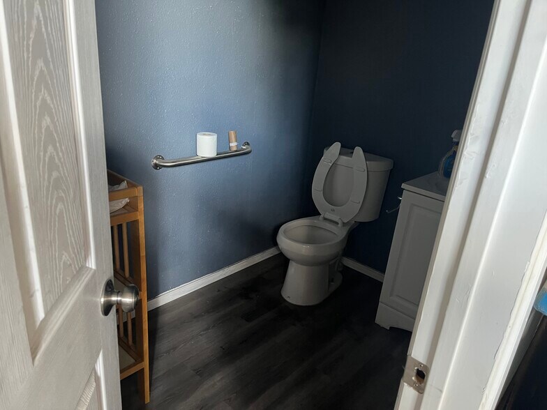 More Photos Of 223 W Danieldale Rd, Dallas Light Distribution For Sale