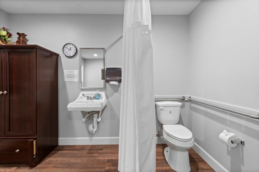 More Photos Of 1930 River Falls Dr, Kingwood Assisted Living For Sale