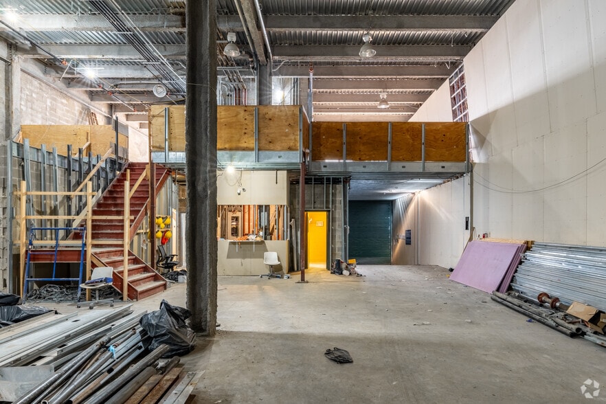 More Photos Of 37-31 10th St, Long Island City Light Distribution For Sale