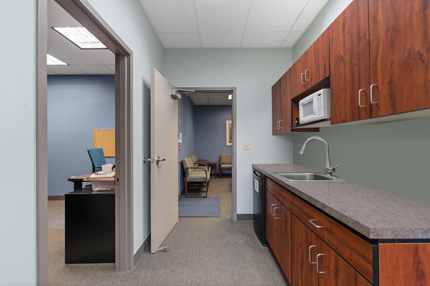 More Photos Of 2640 Pitcairn Rd, Monroeville Medical For Sale