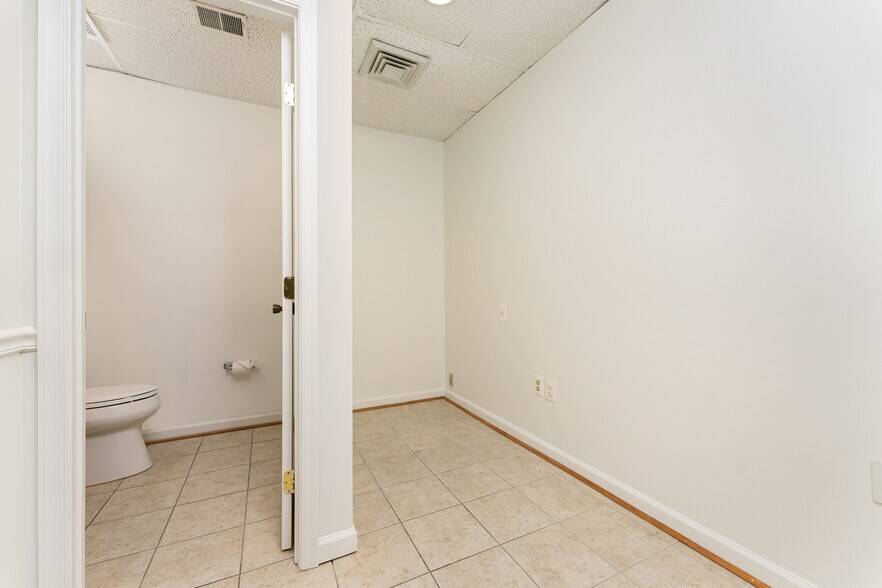 More Photos Of 10875 Main St, Fairfax Medical For Lease