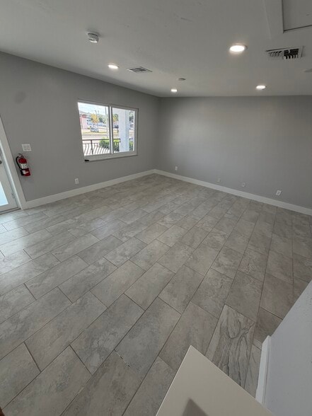 More Photos Of 2700 Evans Ave, Fort Myers Light Manufacturing For Lease