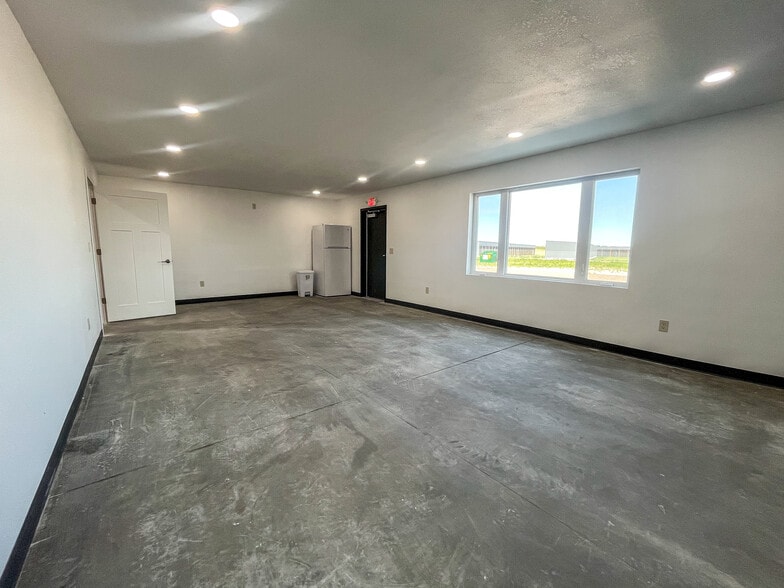 More Photos Of 449 Cimarron dr, Box Elder Warehouse For Lease