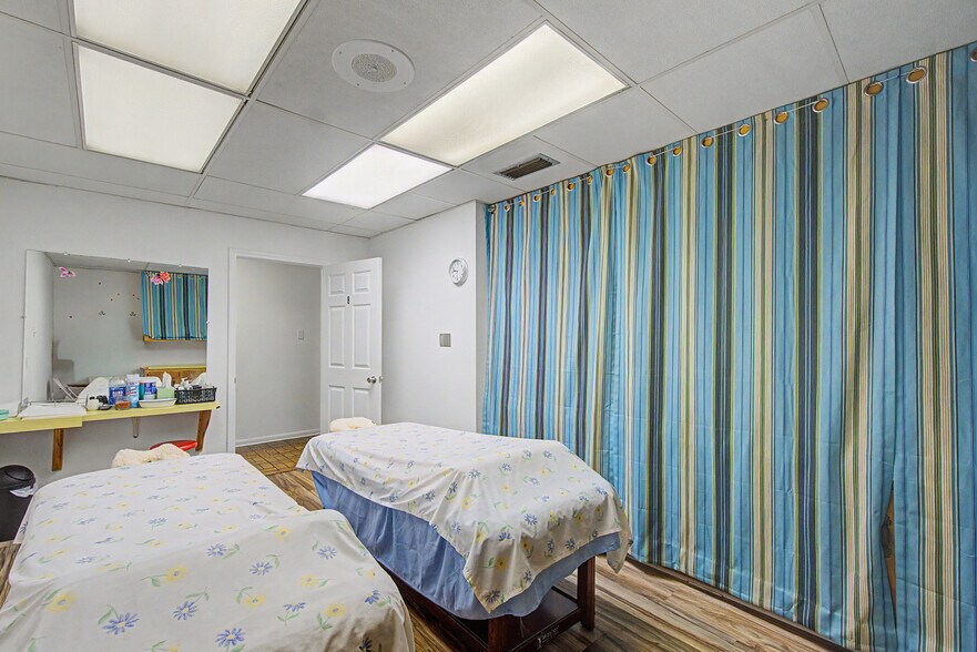 More Photos Of 71 Midtown Park W, Mobile Medical For Sale