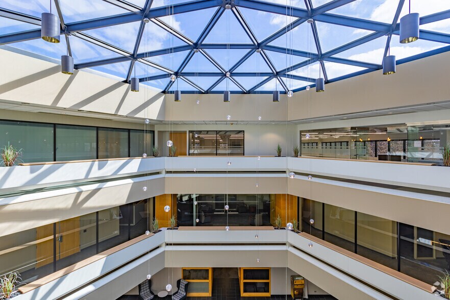 More Photos Of 2345 Waukegan Rd, Bannockburn Office For Lease