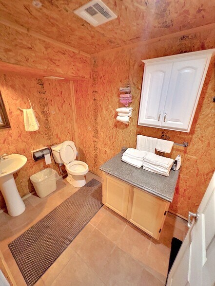 More Photos Of 413 W Broadway St, Hollis Hotel For Sale