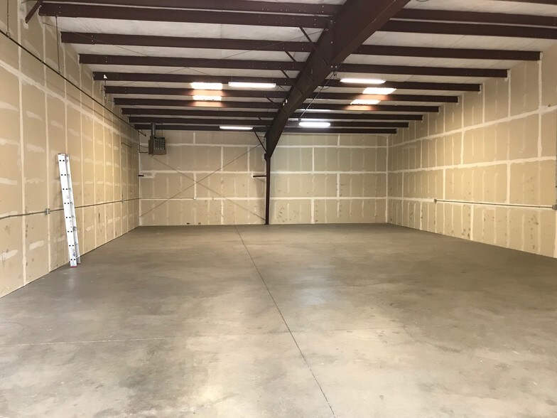 More Photos Of 45 SE Bridgeford Blvd, Bend Warehouse For Lease