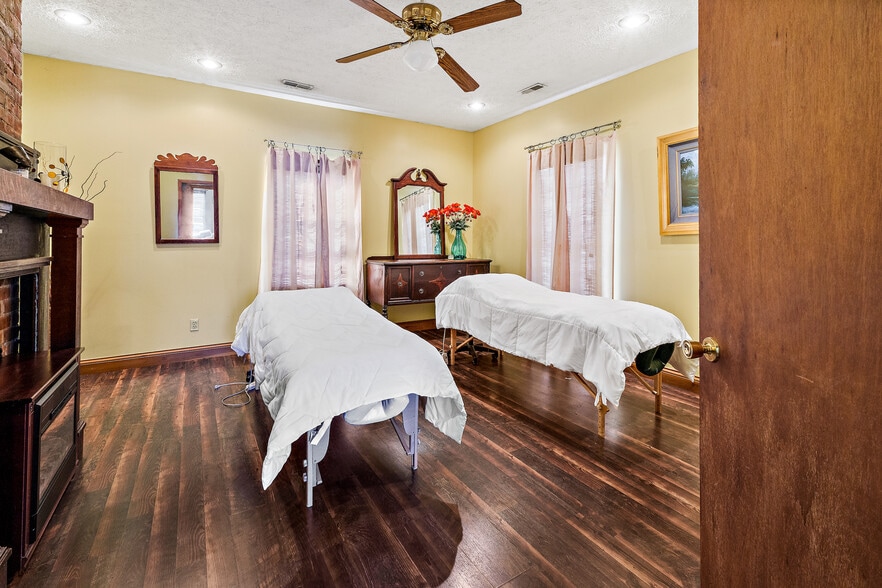 More Photos Of 2048 Winchester Ave, Ashland General Retail For Sale