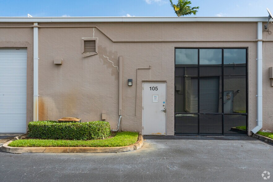 More Photos Of 6555 Powerline Rd, Fort Lauderdale Showroom For Lease