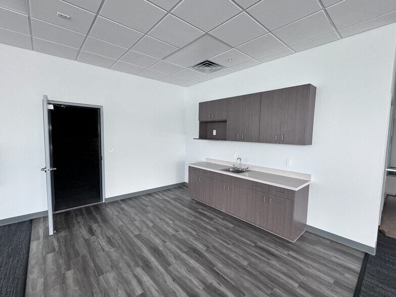 More Photos Of 9950 28th St N, Pinellas Park Distribution For Lease