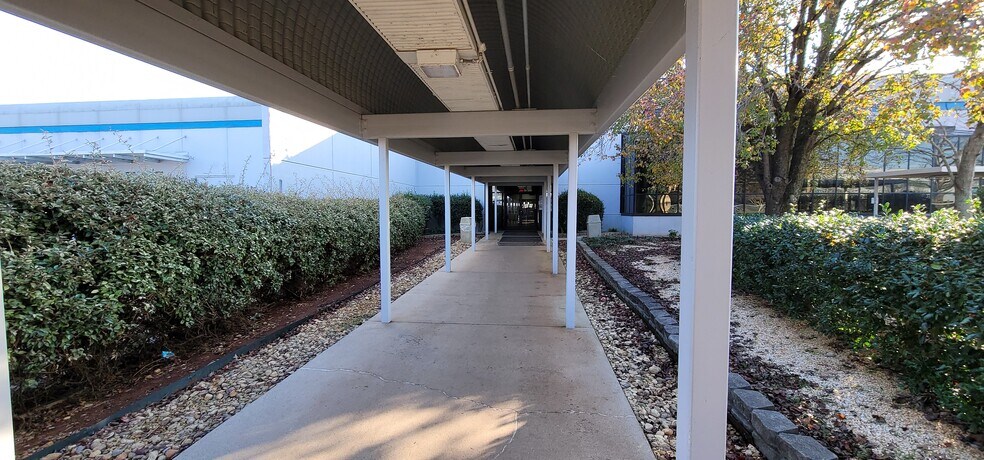 More Photos Of 1816 SW Remington Trl, Huntsville Manufacturing For Lease