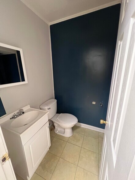 More Photos Of 3 Base St, West Columbia Flex For Lease