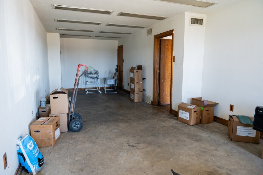 More Photos Of 1630 N Interstate 35 E, Lancaster Flex For Sale