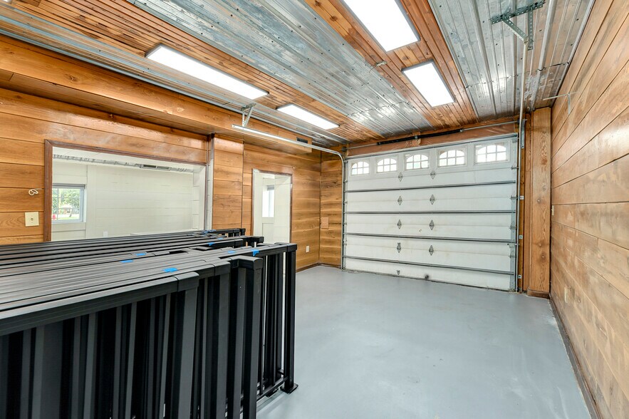 More Photos Of 176 W 1st St, Peculiar Office For Lease