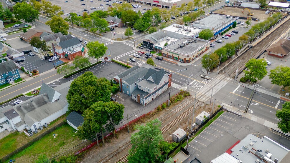 More Photos Of 21-23 Indian Head Rd, Kings Park Storefront Retail Residential For Lease