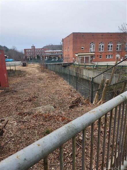 More Photos Of 27 E Main St, Stafford Springs Freestanding For Lease