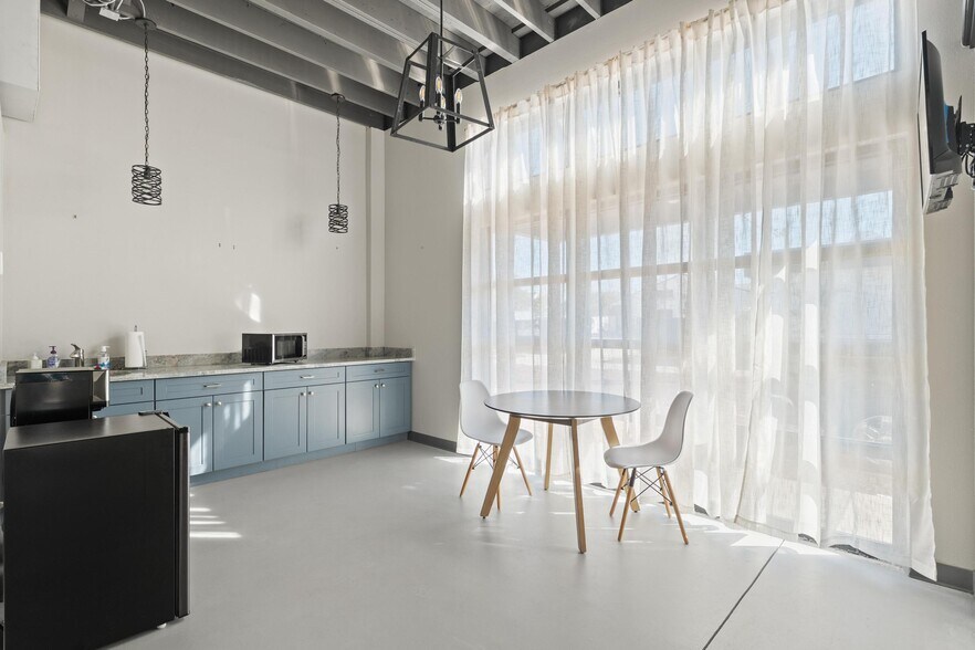 More Photos Of 229 E Lemon St, Tarpon Springs Auto Repair For Lease