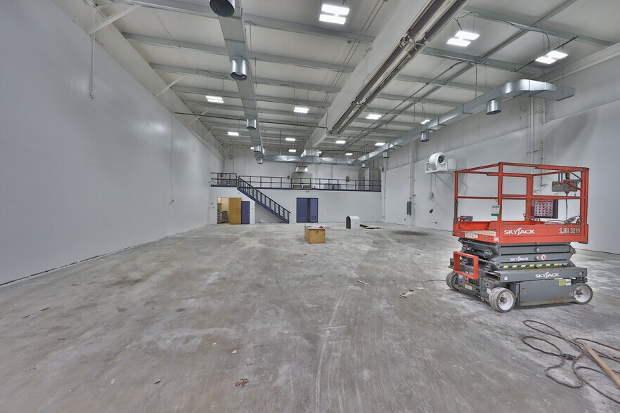 More Photos Of 12 Orben Dr, Landing Showroom For Lease