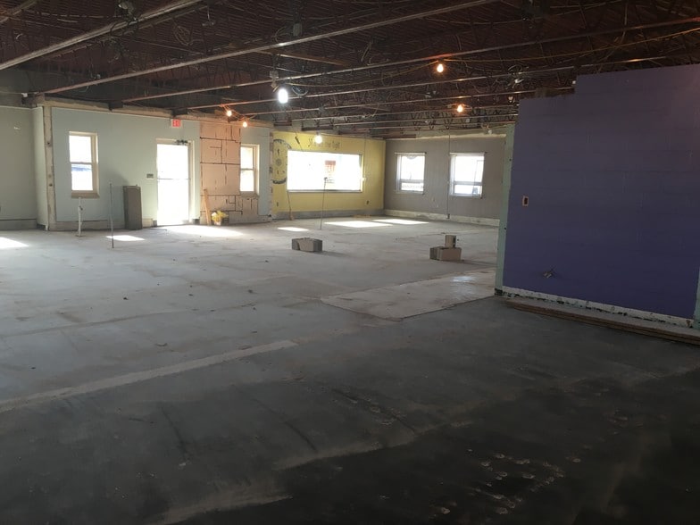 More Photos Of 202 S Bridge St, Yorkville Storefront For Sale