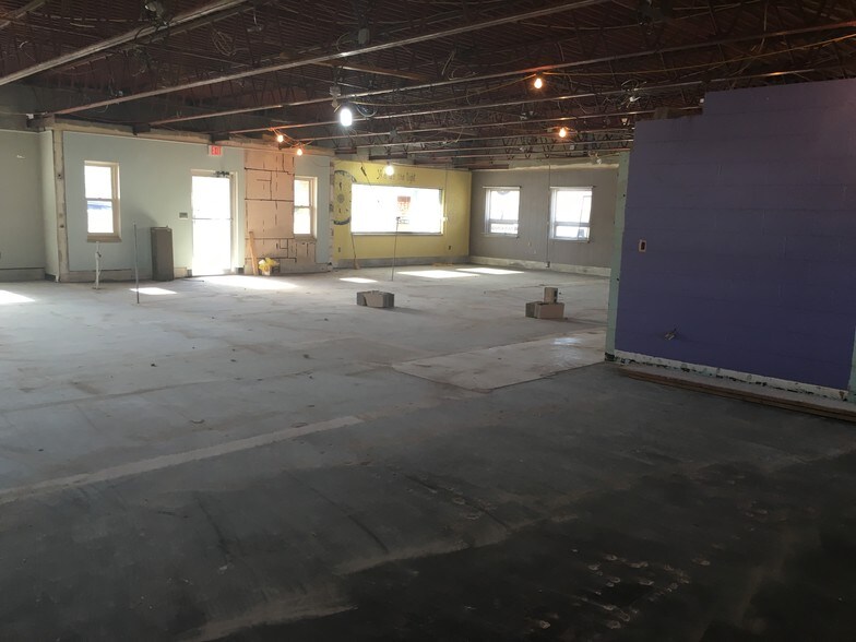 More Photos Of 202 S Bridge St, Yorkville Storefront For Sale