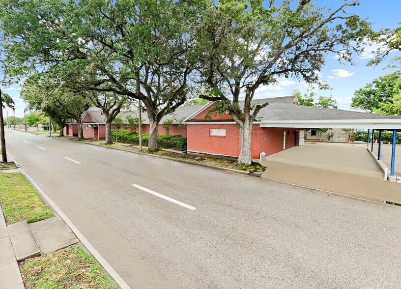 More Photos Of 403 W Sterling St, Baytown Funeral Home For Sale