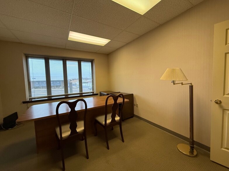 More Photos Of 735 Street Rd, Southampton Medical For Lease