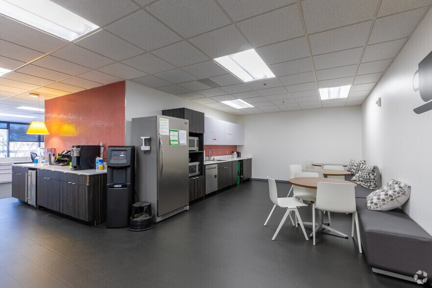 More Photos Of 25200 Telegraph Rd, Southfield Office For Lease