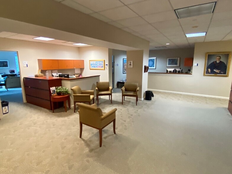 More Photos Of 633 Third Ave, New York Office For Sale