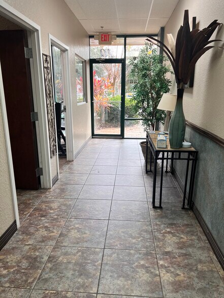 More Photos Of 6881 Kingspointe Pky, Orlando Flex For Lease