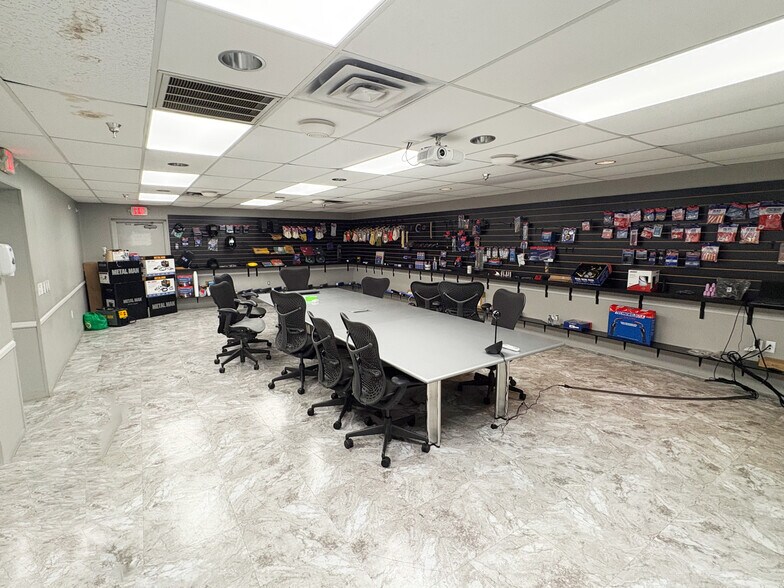 More Photos Of 5800 Surrey Square St, Houston Distribution For Lease