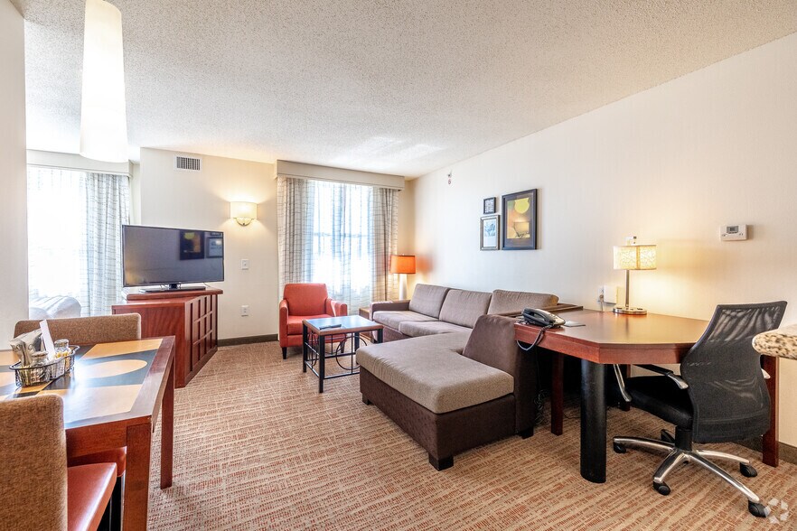 More Photos Of 4600 53rd St, Moline Hotel For Sale