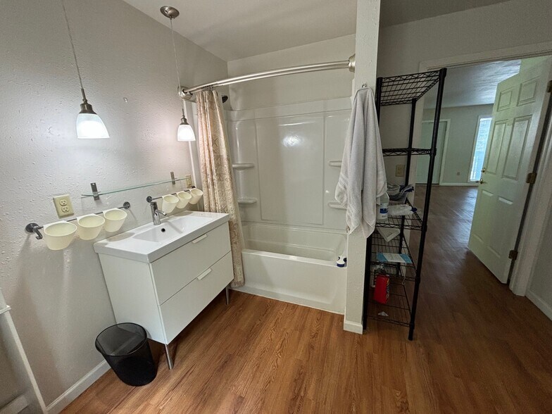 More Photos Of 15350 NE Sandy Blvd, Portland Office Residential For Sale