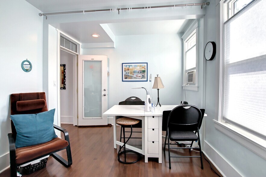 More Photos Of 1909 17th Ave SW, Calgary Office For Lease