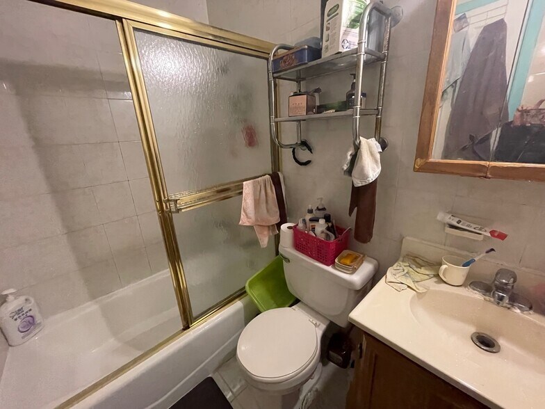 More Photos Of 3152 137th St, Flushing Storefront Retail Residential For Sale