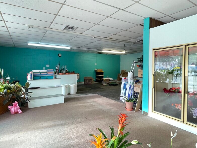 More Photos Of 3729-3749 W University Ave, Gainesville General Retail For Lease