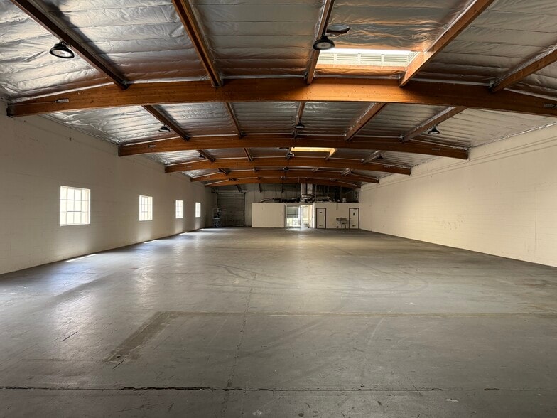 More Photos Of 19761 Bahama St, Northridge Warehouse For Lease