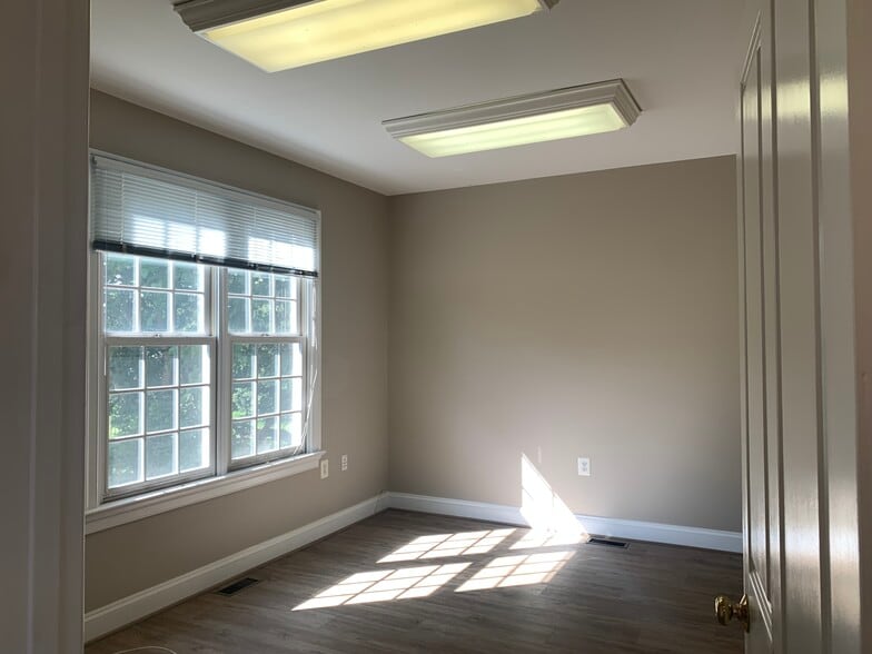 More Photos Of 170 W Main St, Purcellville Office Residential For Lease