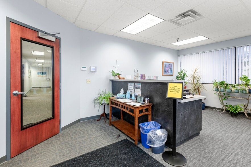 More Photos Of 501-617 Travelers Trl, Burnsville Research And Development For Lease