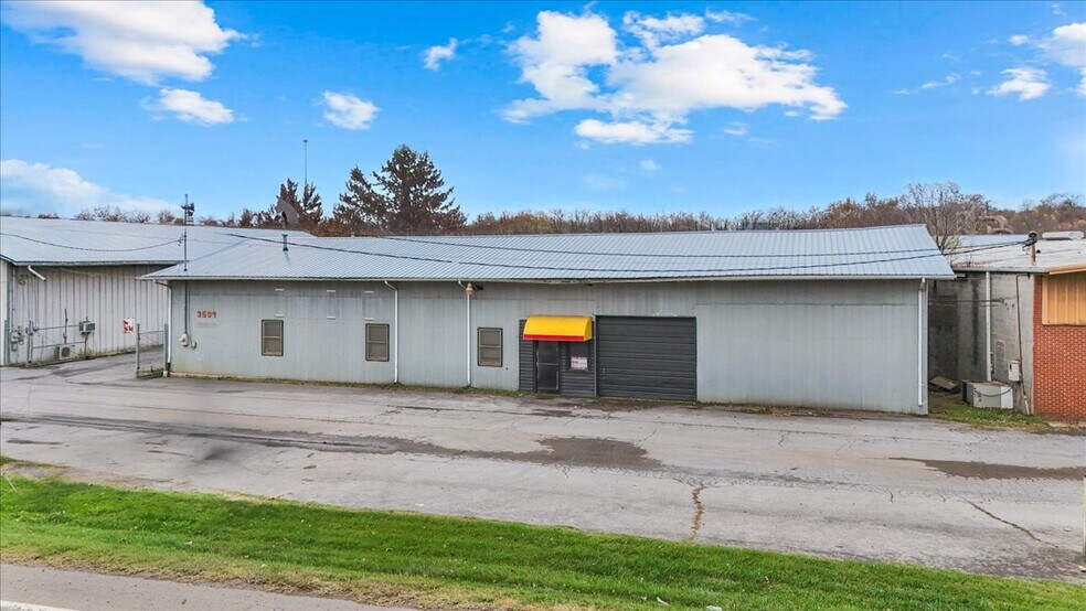 More Photos Of 3509 W Market St, Johnson City Warehouse For Lease