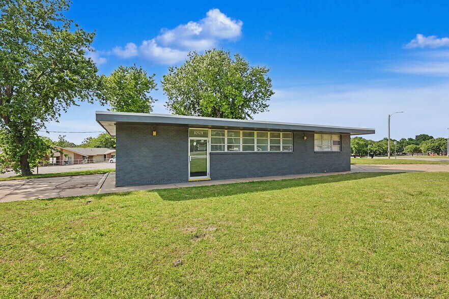 More Photos Of 1601 N State St, Augusta Office For Sale